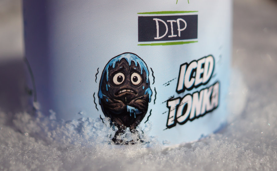 Der Iced Tonka Boilie Dip ist ein alkoholbasierter sehr fängiger Dip mit Tonkabohnen für das Angeln mit Boilies auf Karpfen.